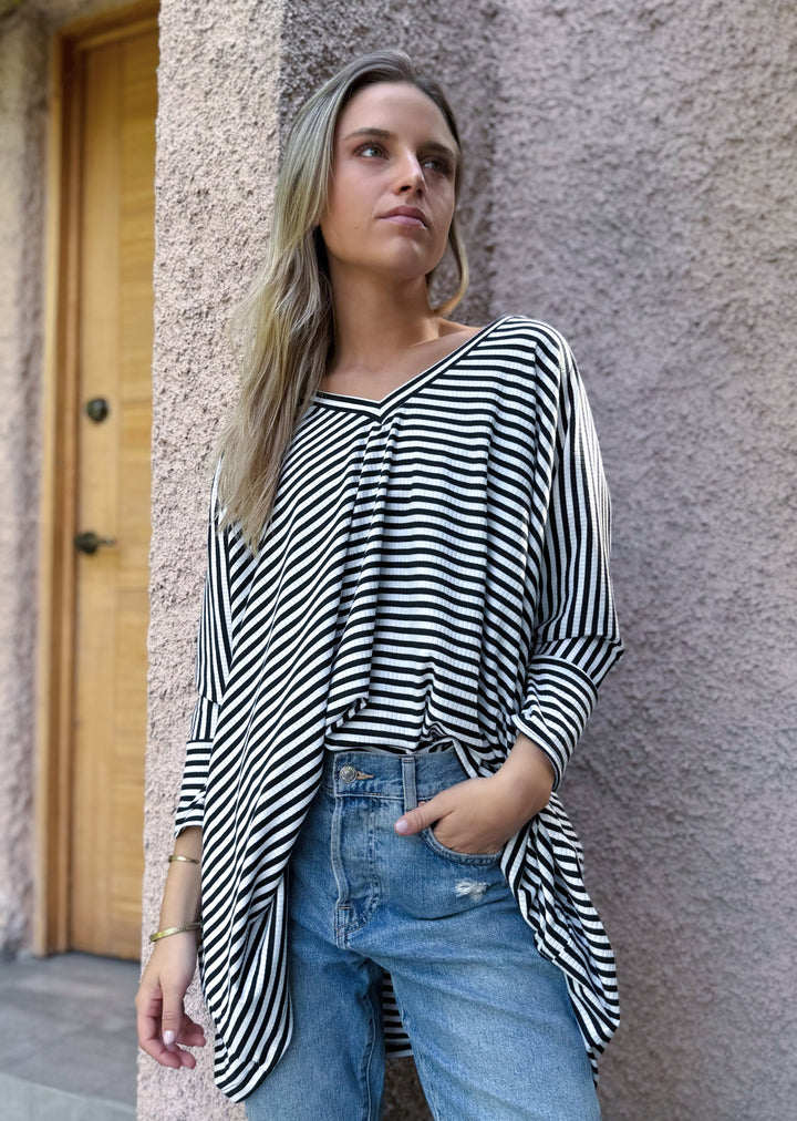 Polera Leonor líneas negro - polera estampada mujer para looks modernos y casuales hecha en Chile | Victoria Raveau