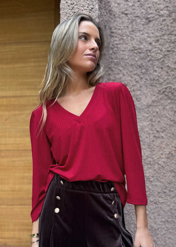 Polera Feña cuello V rojo - polera mujer para looks atrevidos y salidas casuales hecha en Chile | Victoria Raveau