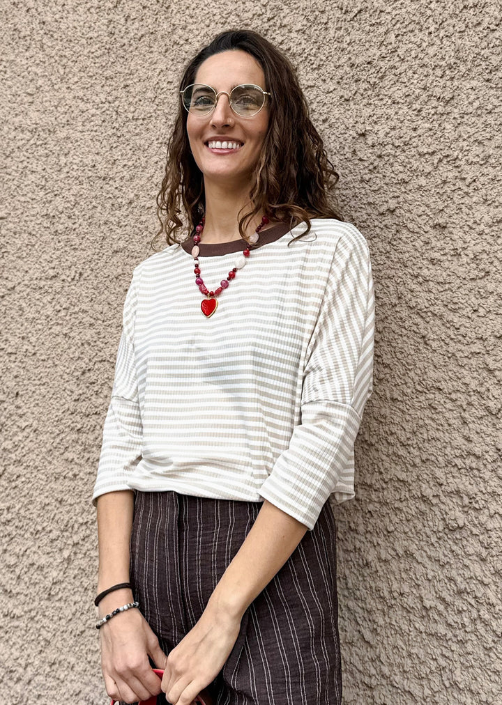 Polera Tere | Rayas beige, cuello chocolate