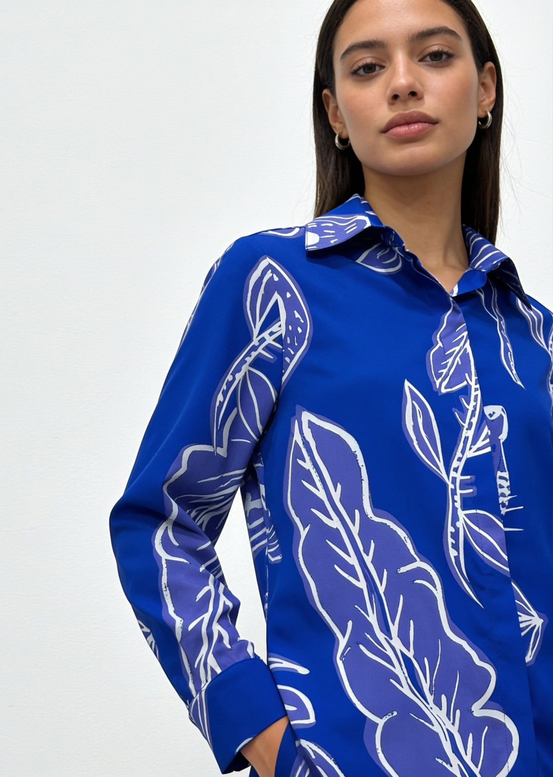 Blusa Bernarda | Hojas fondo azul