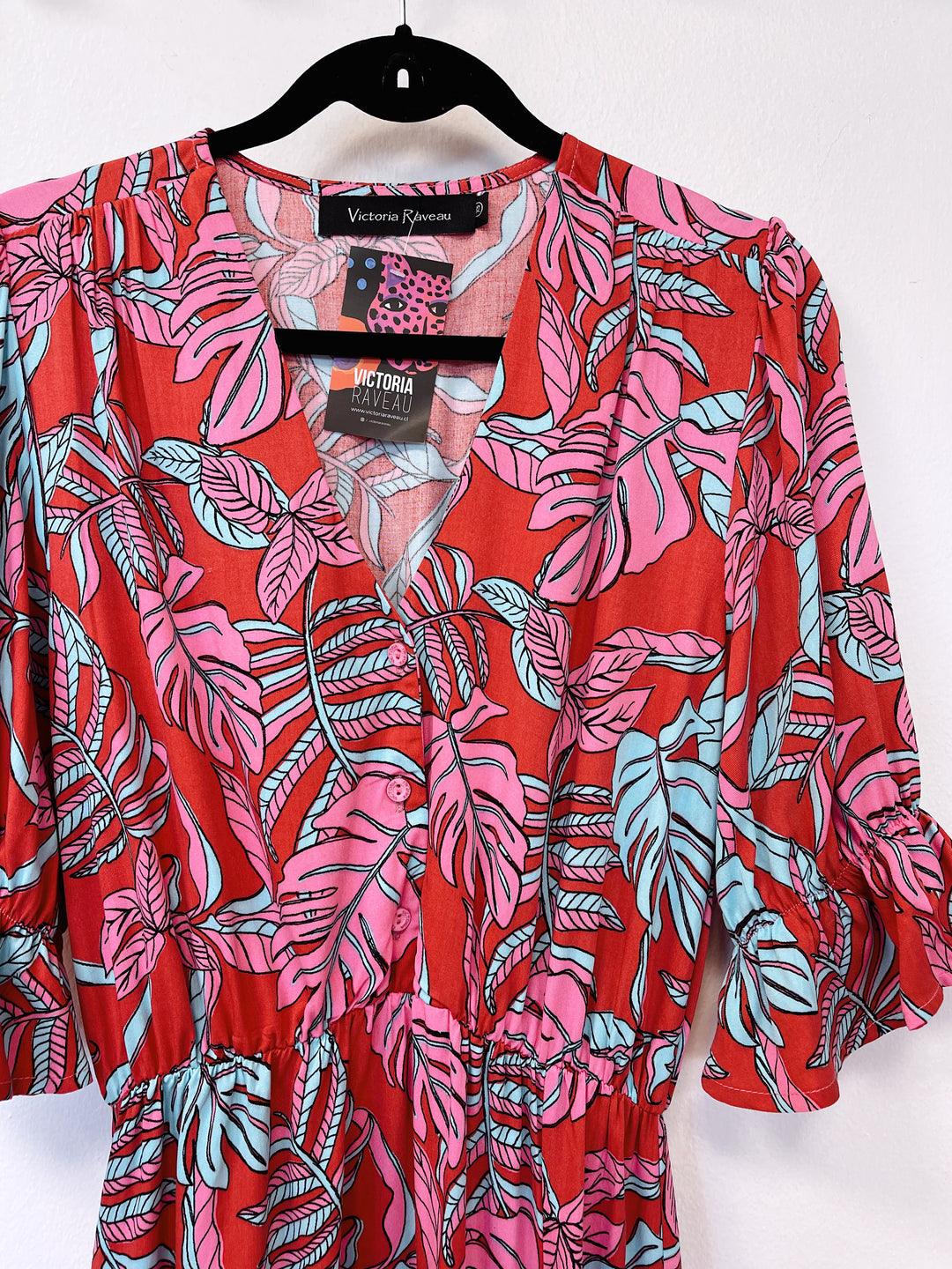 Vestido Coni | Monstera - Fondo Rojo