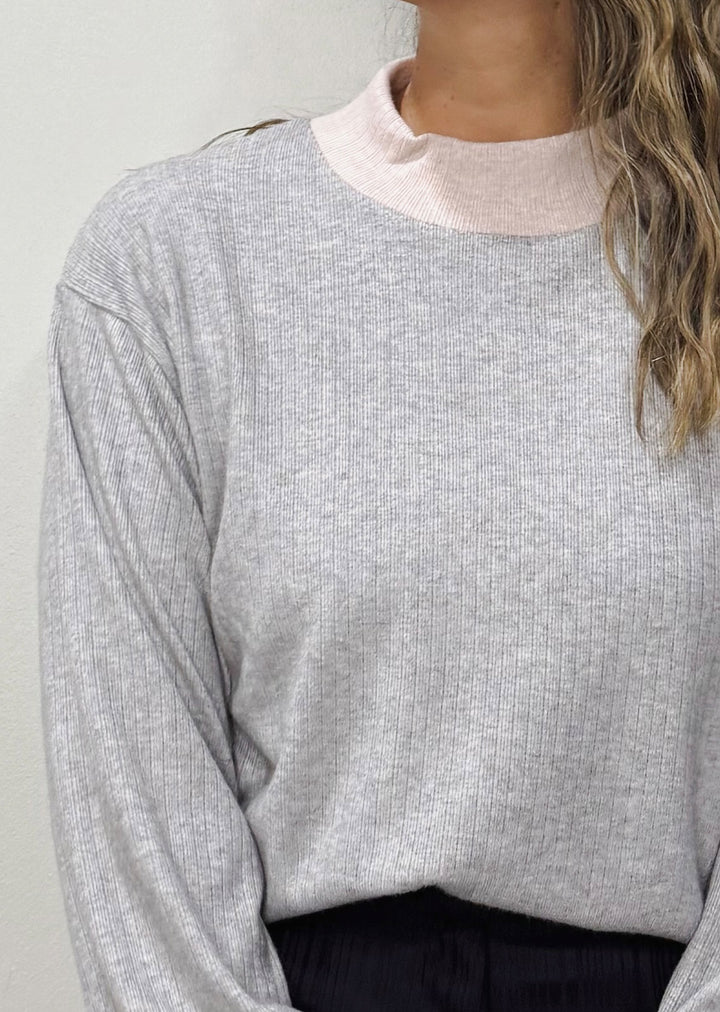 Beatle Ana | Gris, cuello rosa pálido