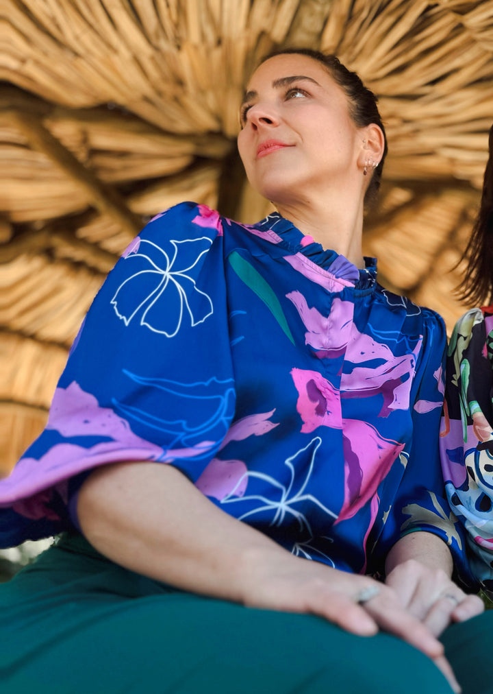 Blusa Antonia | Flores Pink Fondo Azul