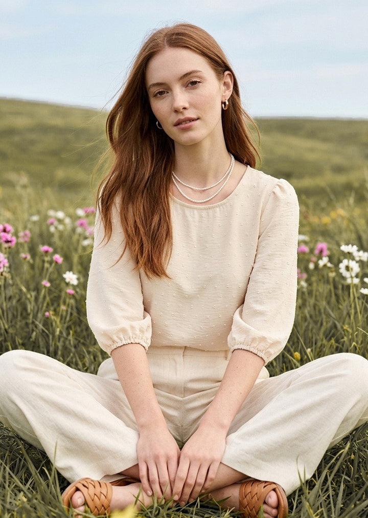 Blusa Gloria arena - blusa mujer versátil para looks neutros y uso diario hecha en Chile | Victoria Raveau
