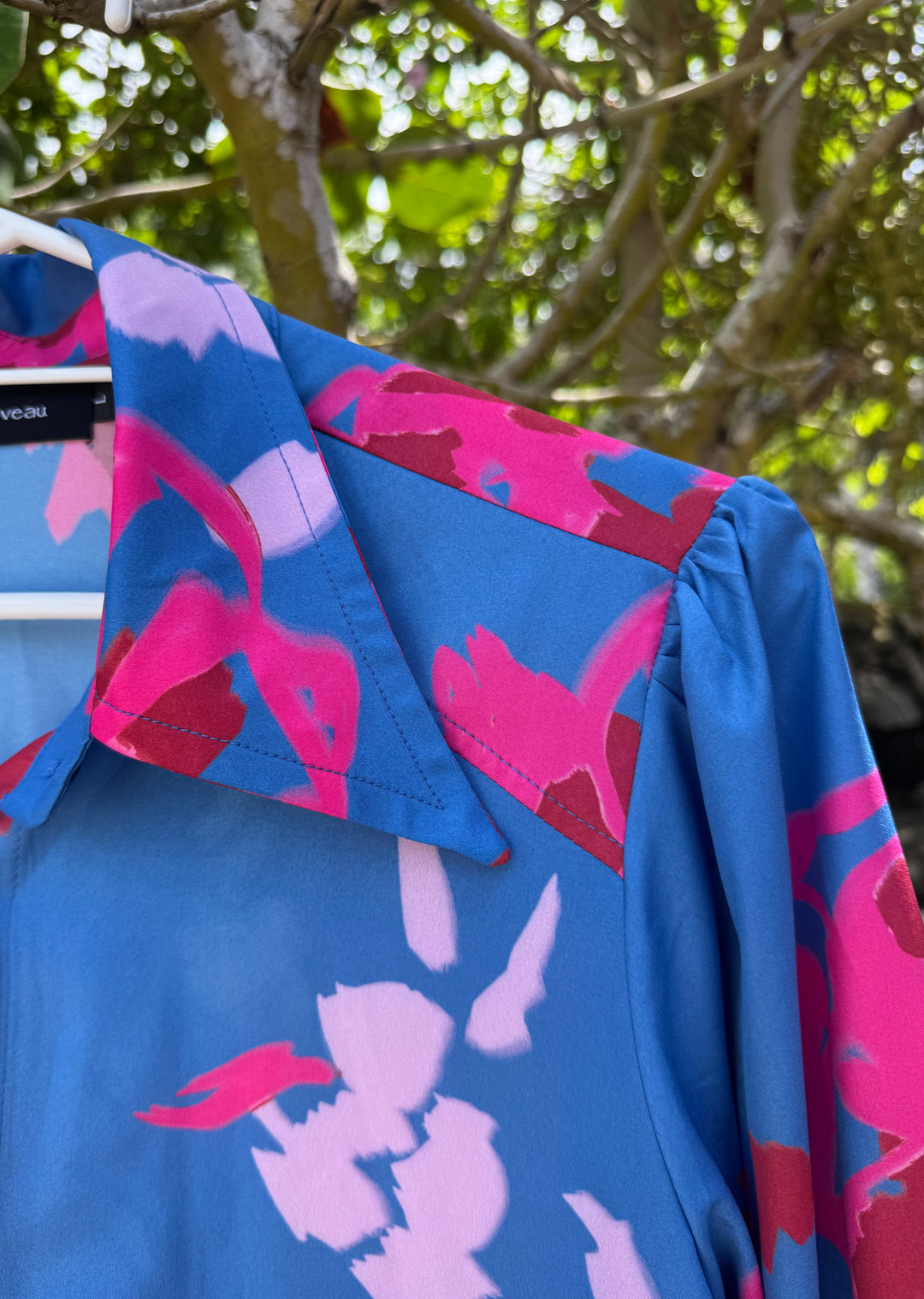 Blusa Aurora | Flores fondo azul