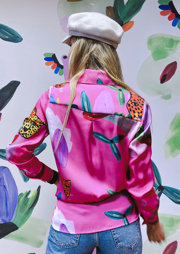 Blusa Bernarda | Tigre y hojas Fondo Fucsia