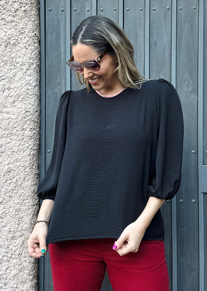 Blusa Gloria manga 3/4 | Negra, cuello palo rosa