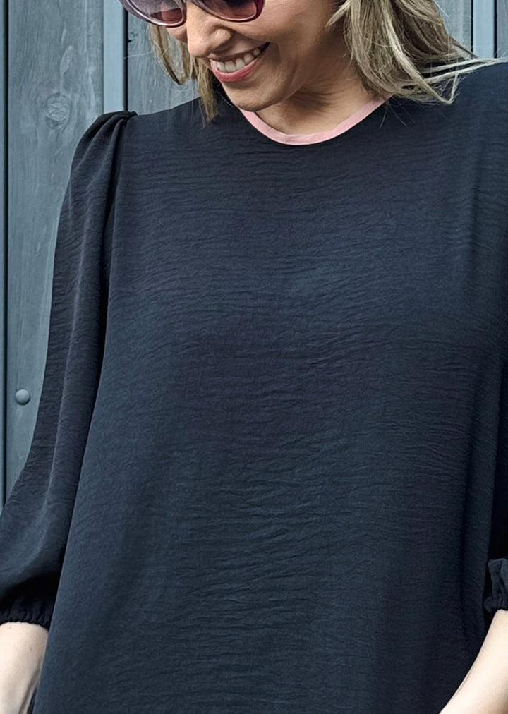 Blusa Gloria manga 3/4 | Negra, cuello palo rosa
