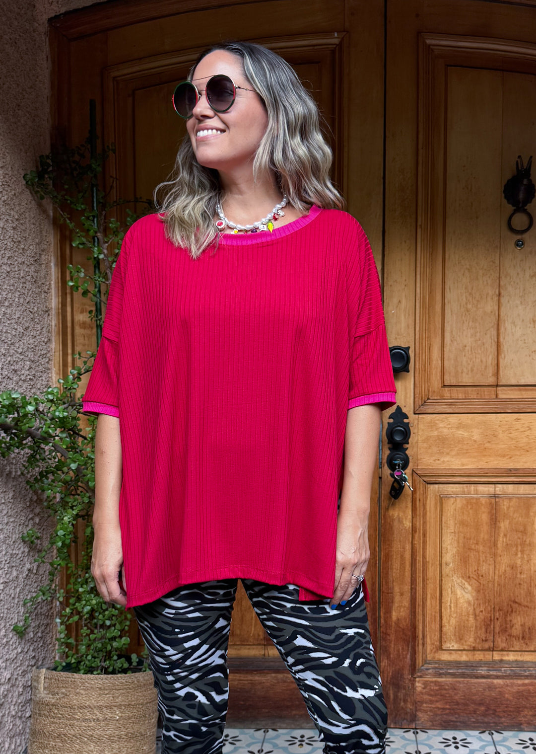 Polera Irene roja y fucsia - polera mujer llamativa para looks atrevidos y salidas especiales hecha en Chile | Victoria Raveau