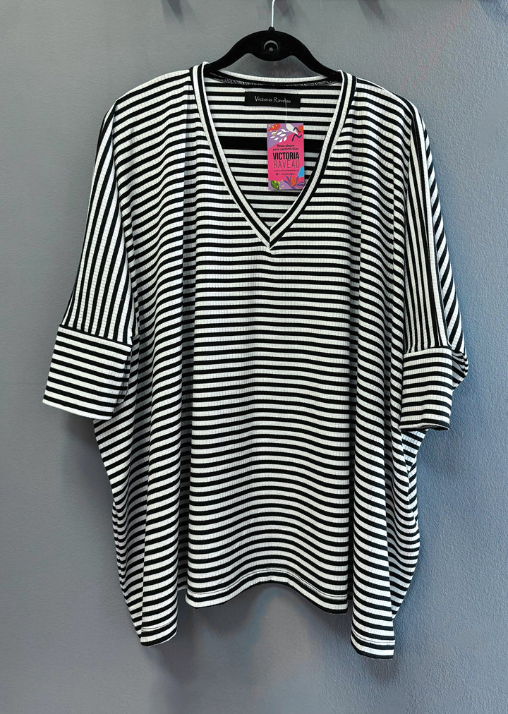 Polera Leonor líneas negro - polera estampada mujer para looks modernos y casuales hecha en Chile | Victoria Raveau