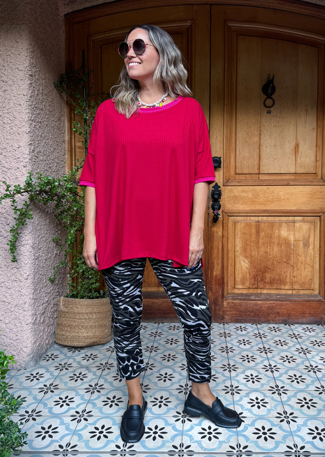 Polera Irene roja y fucsia - polera mujer llamativa para looks atrevidos y salidas especiales hecha en Chile | Victoria Raveau