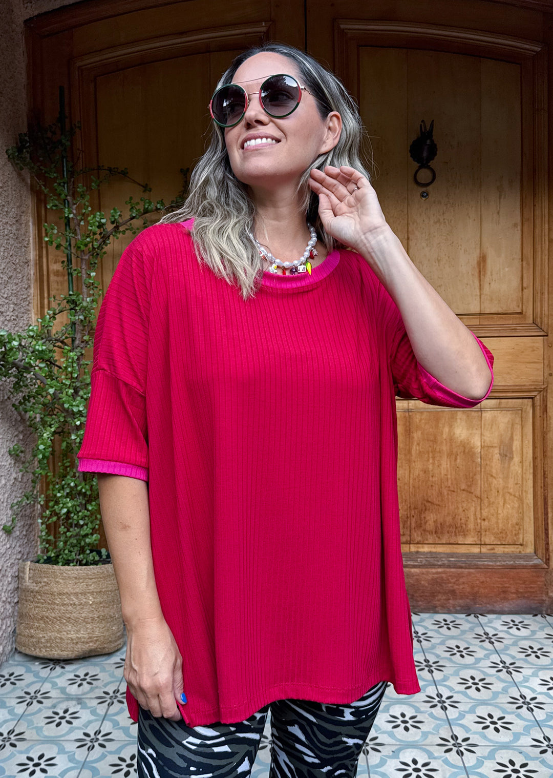 Polera Irene roja y fucsia - polera mujer llamativa para looks atrevidos y salidas especiales hecha en Chile | Victoria Raveau