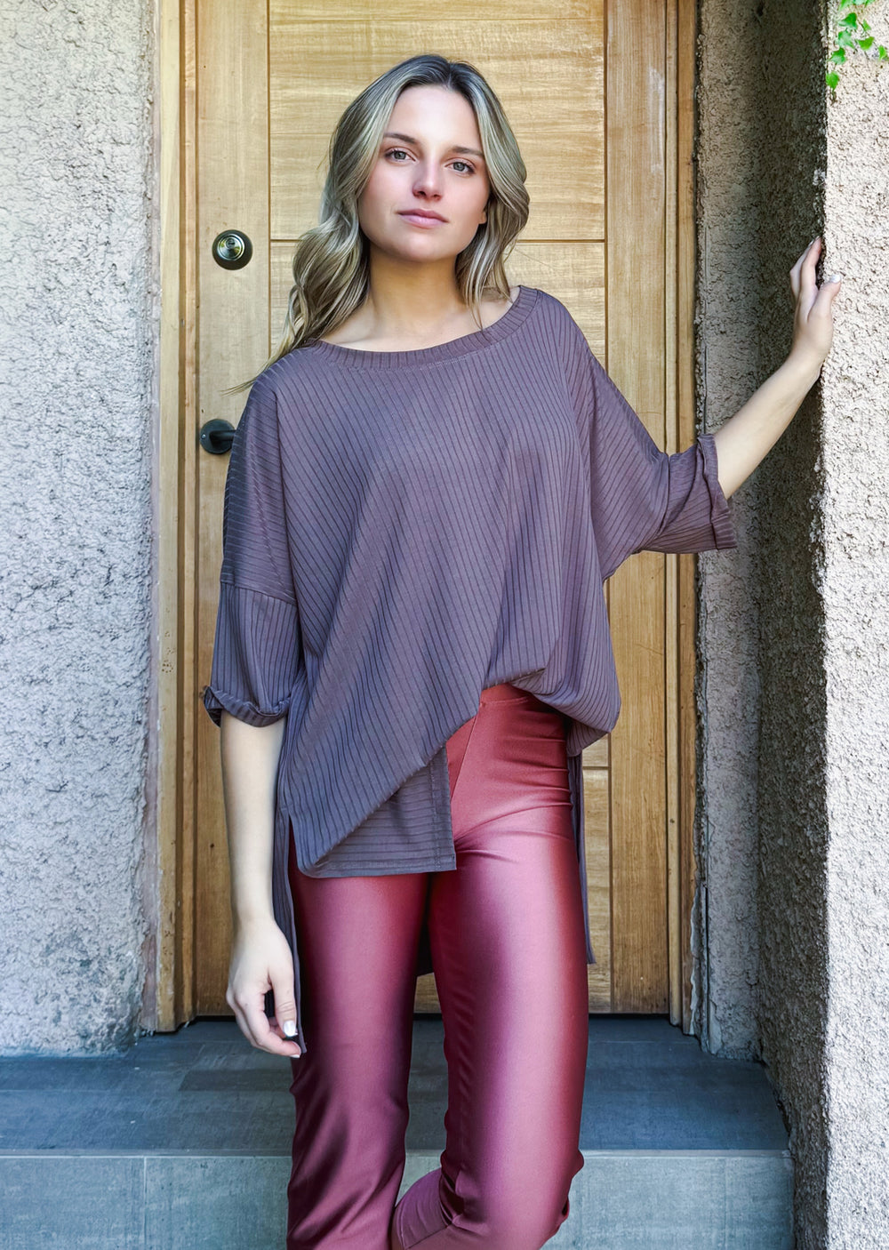 Polera Irene taupé - polera mujer versátil para looks neutros y uso diario hecha en Chile | Victoria Raveau