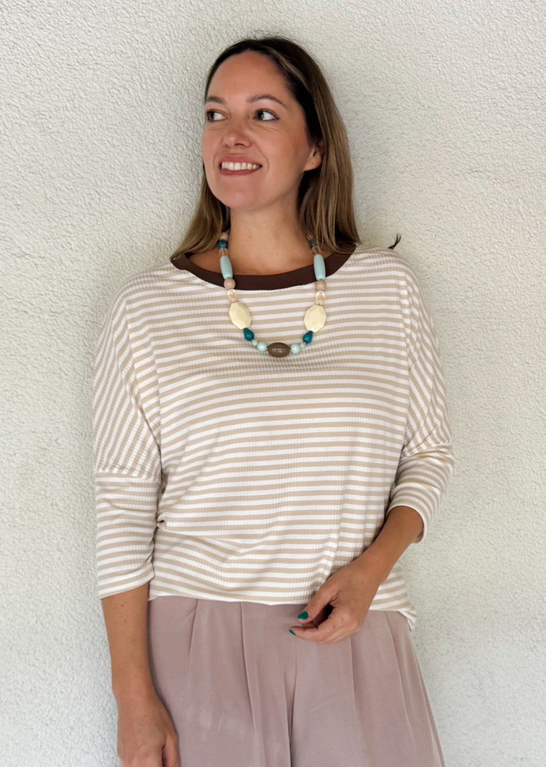 Polera Tere | Rayas beige, cuello chocolate
